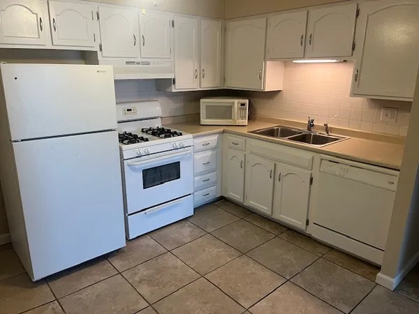 $1,900 | 10 Josephine Street, Unit 207, North Providence, RI 02904