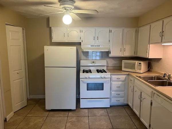 $1,900 | 10 Josephine Street, Unit 207, North Providence, RI 02904