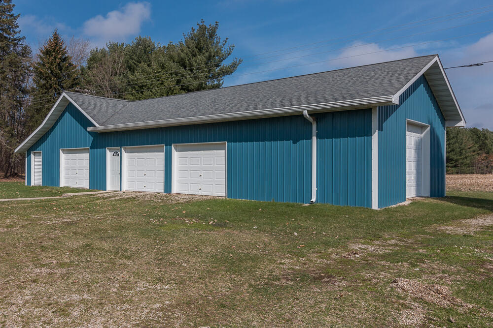 56582 Territorial Road Decatur, MI 49045 - Photo 7 of 46 Pole barn a