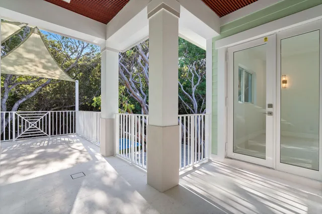 a view of a yard in front of house