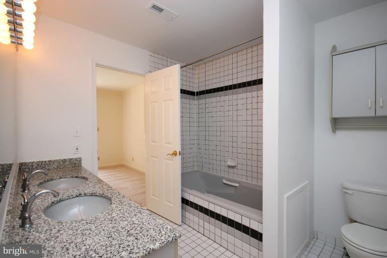 11005 Marcliff Road Rockville, MD 20852 - Photo 4 of 29 Bath