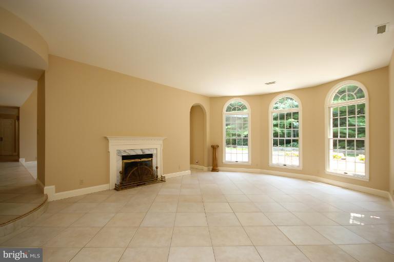 11005 Marcliff Road Rockville, MD 20852 - Photo 7 of 29 Living Room