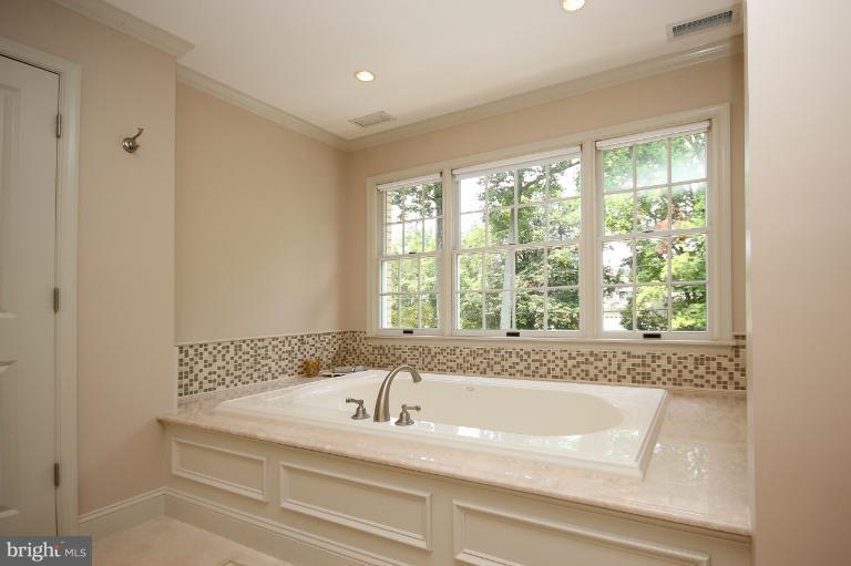 11005 Marcliff Road Rockville, MD 20852 - Photo 9 of 29 Bath (Master)