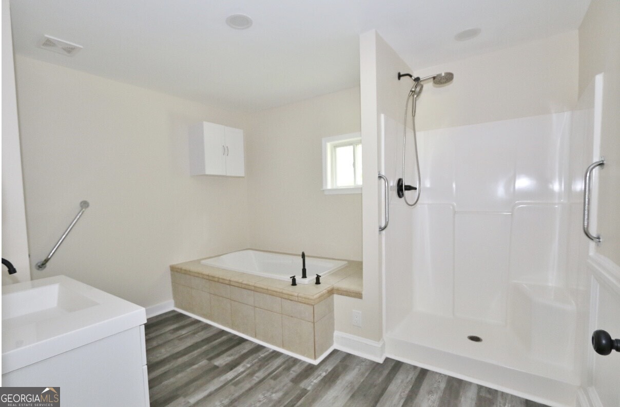 3434 Union Point Road Union Point, GA 30669 - Photo 14 of 23 a bathroom with a bathtub and a sink
