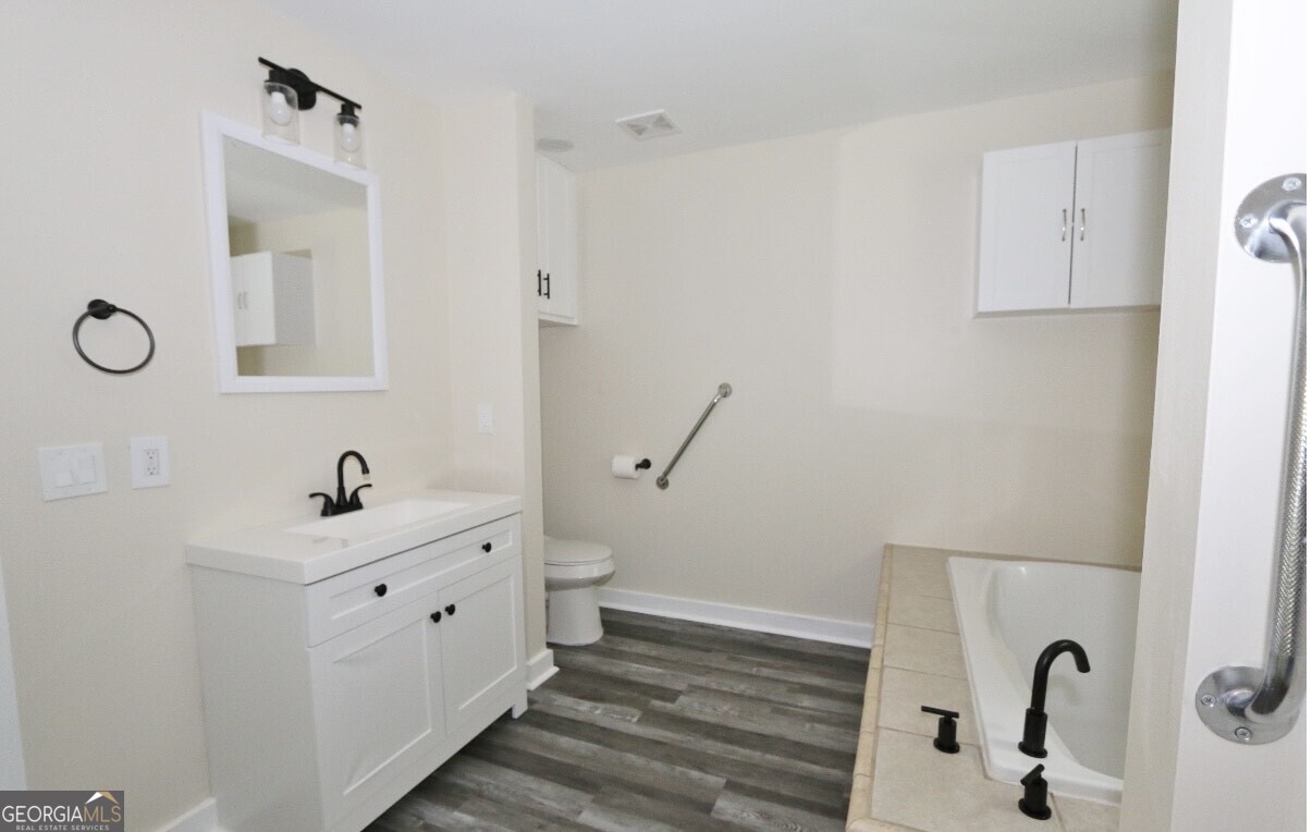 3434 Union Point Road Union Point, GA 30669 - Photo 15 of 23 a bathroom with a sink and a mirror