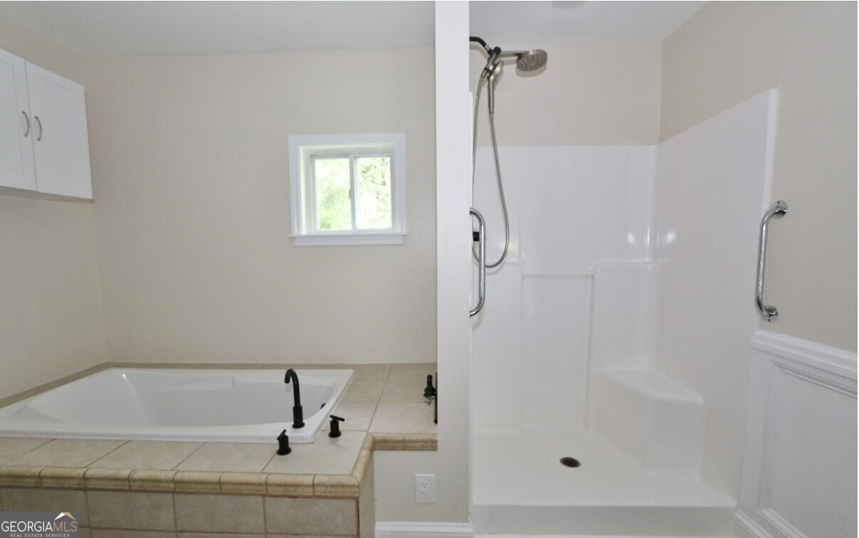 3434 Union Point Road Union Point, GA 30669 - Photo 16 of 23 a bathroom with a bathtub