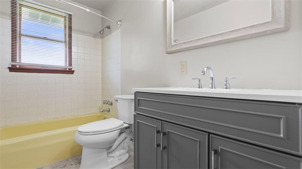 119 Linden Road Canonsburg, PA 15317 - Photo 20 of 41 a bathroom with a sink a toilet and a bathtub
