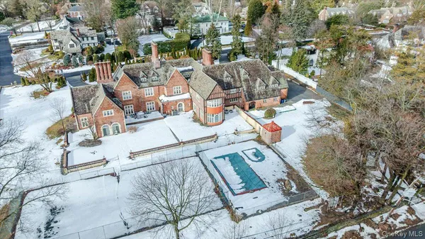 $3,995,000 | 8 Eastway, Bronxville, NY 10708