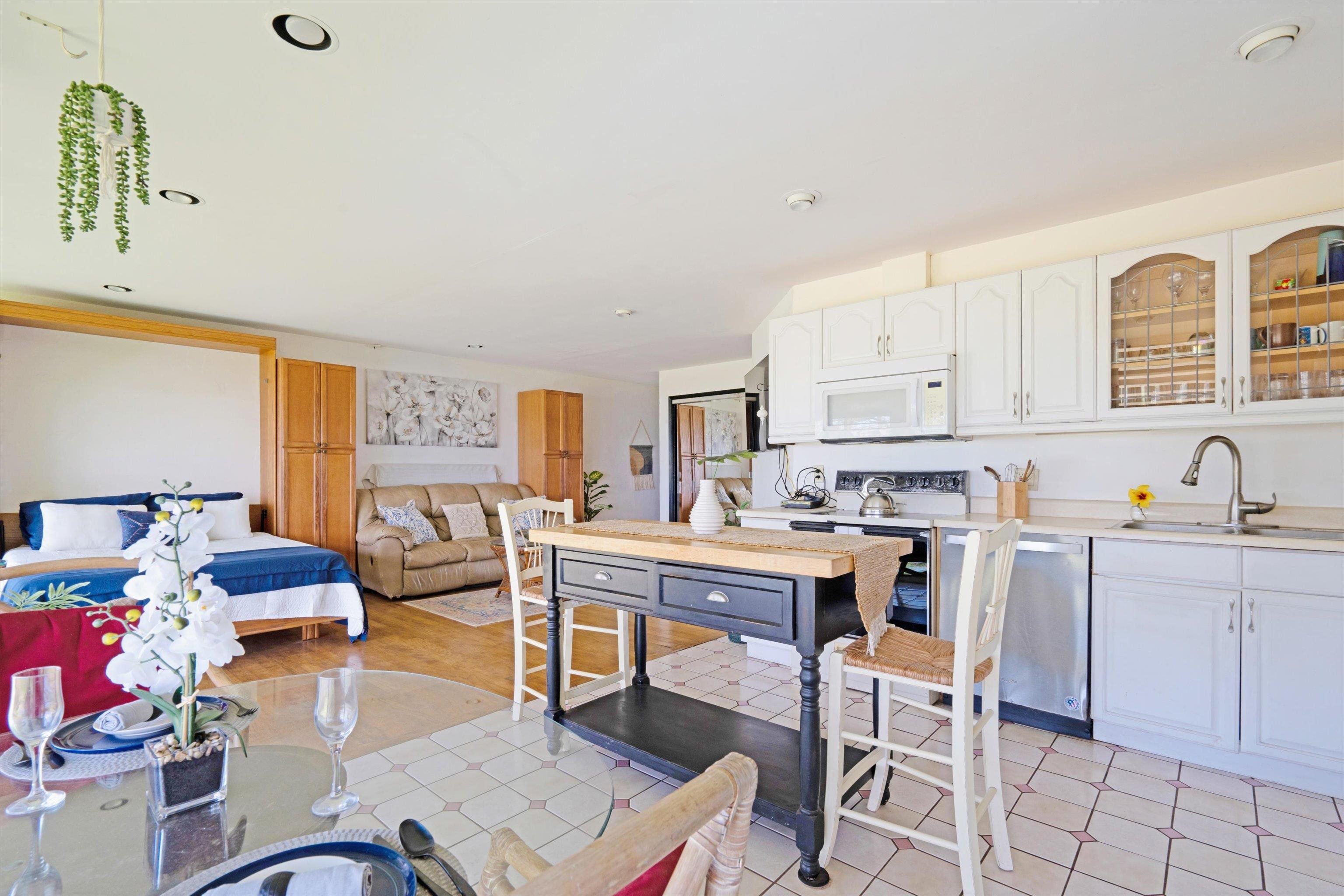 1002 South Kihei Road, Unit 314 Kihei, HI 96753 - Photo 19 of 31 a view of a kitchen and dining room