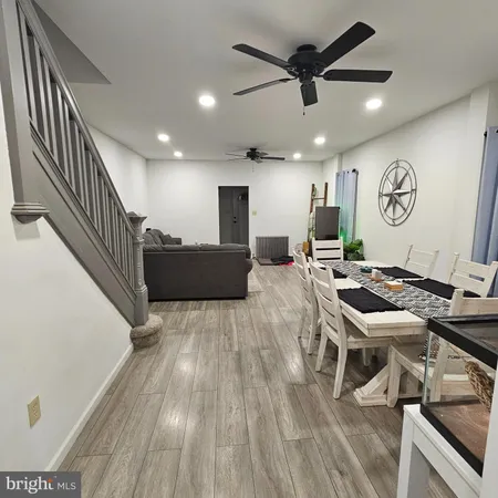 a view of a livingroom with furniture and a ceiling fan
