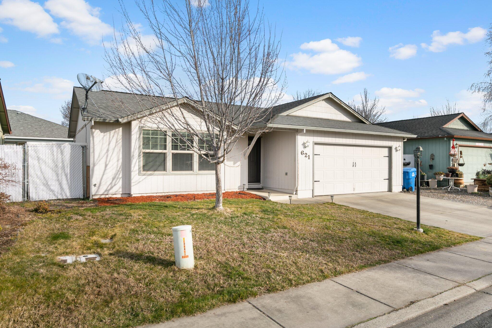 621 Karic Way Eagle Point, OR 97524 - Photo 2 of 21 2