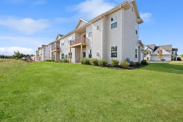 $2,250 | 1844 Woodland Way, Unit 4311, Slinger, WI 53086