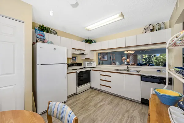 $240,000 | 7025 Dennis Circle, Unit 202, Naples, FL 34104