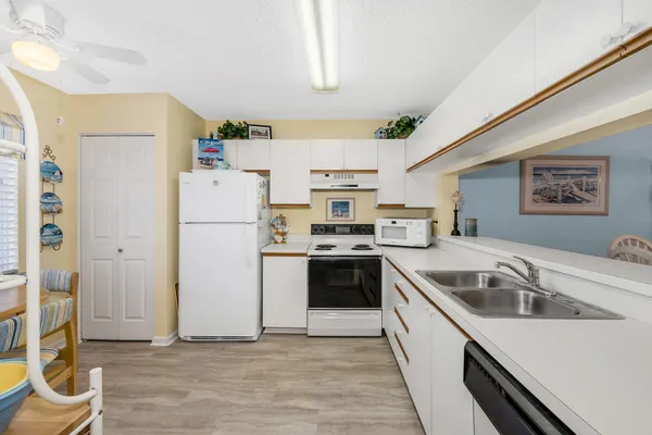 $240,000 | 7025 Dennis Circle, Unit 202, Naples, FL 34104