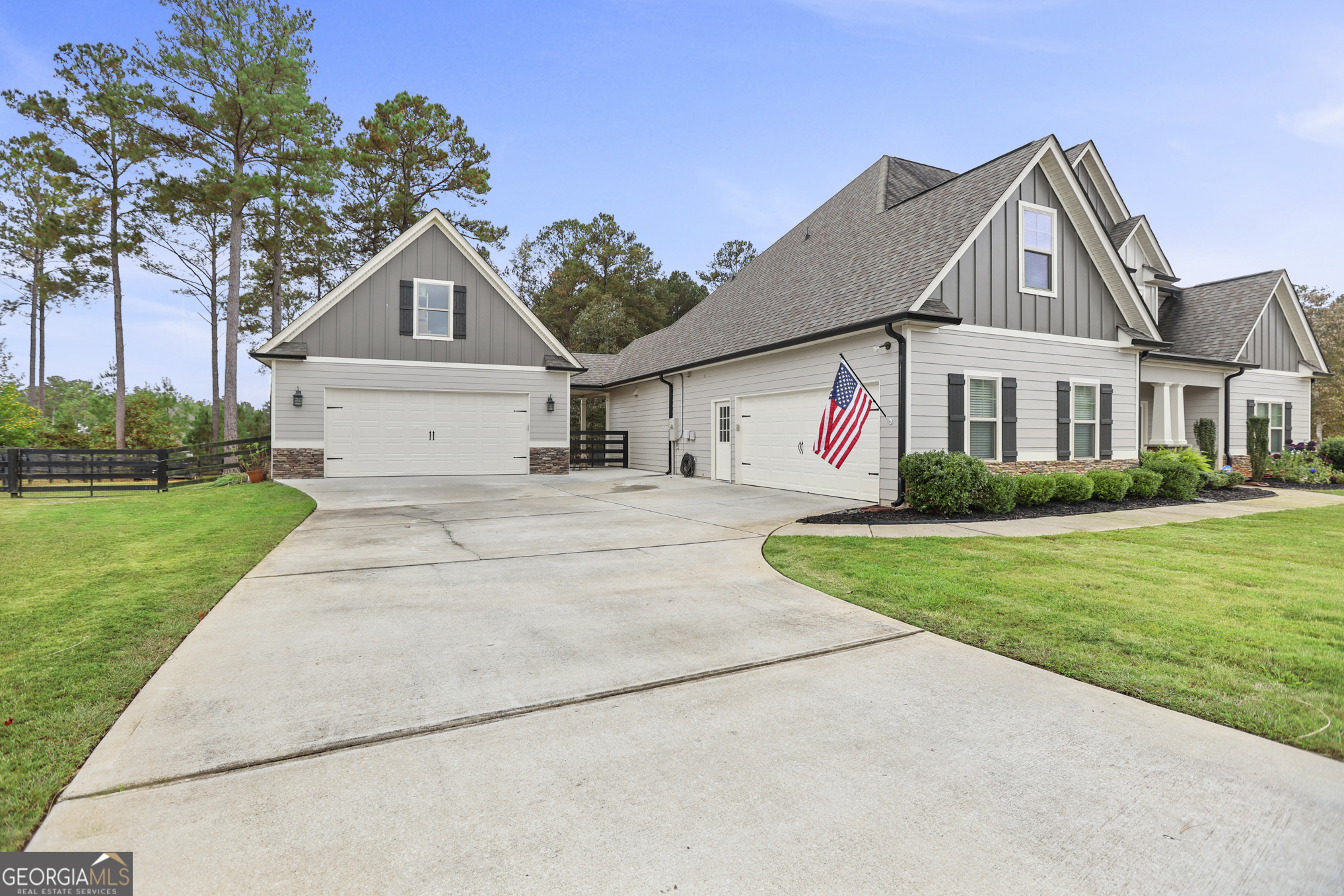 22 Huntsman Run Senoia, GA 30276 - Photo 3 of 69 a front view of a house with garden