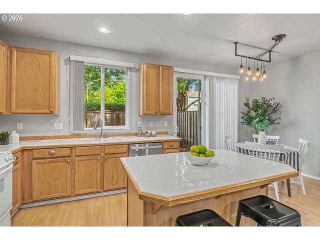 18653 Southwest Cascade Drive Beaverton, OR 97003 - Photo 9 of 27 Kitchen