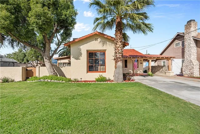a view of a house with a backyard