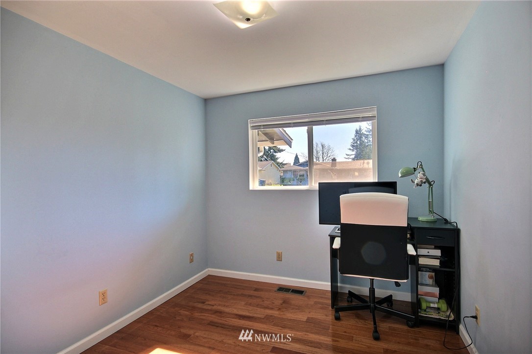 4308 Northeast 11th Street Renton, WA 98059 - Photo 14 of 17