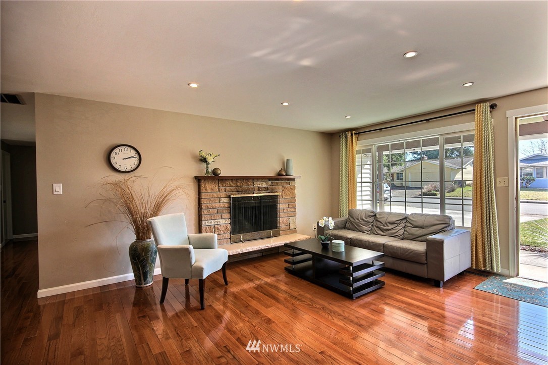 4308 Northeast 11th Street Renton, WA 98059 - Photo 3 of 17