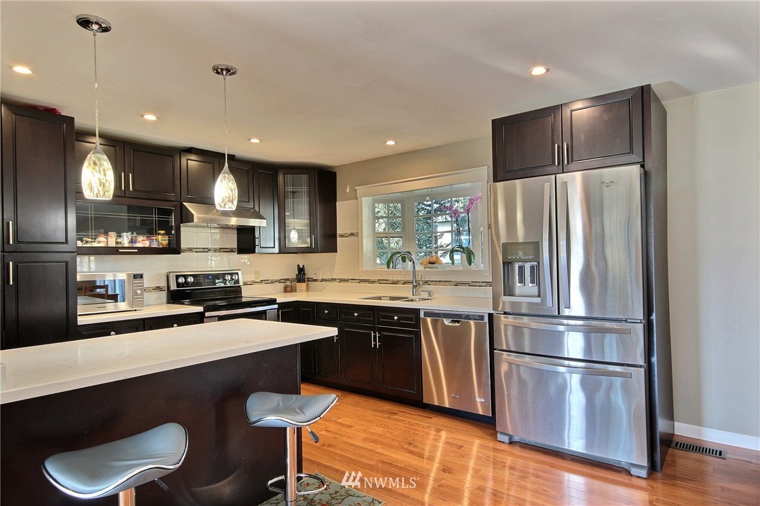 4308 Northeast 11th Street Renton, WA 98059 - Photo 4 of 17