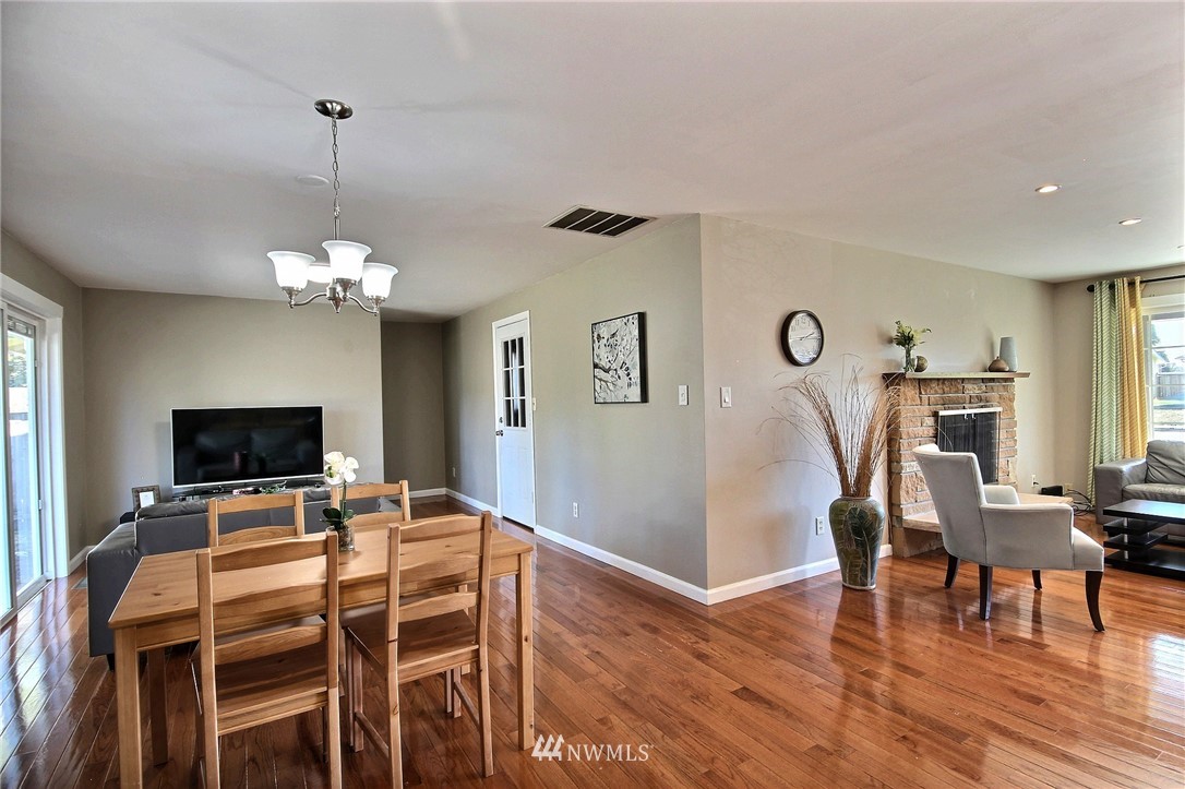 4308 Northeast 11th Street Renton, WA 98059 - Photo 5 of 17