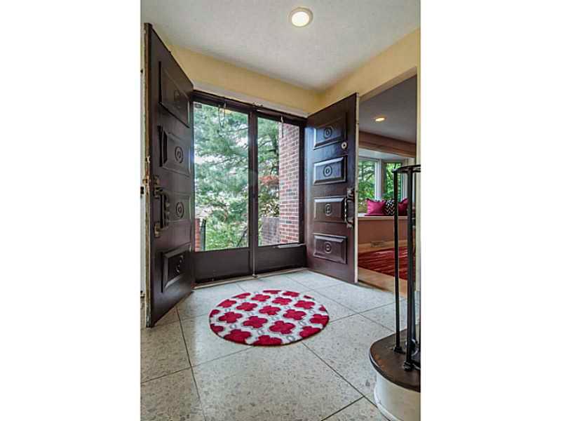 Entry/Foyer. 