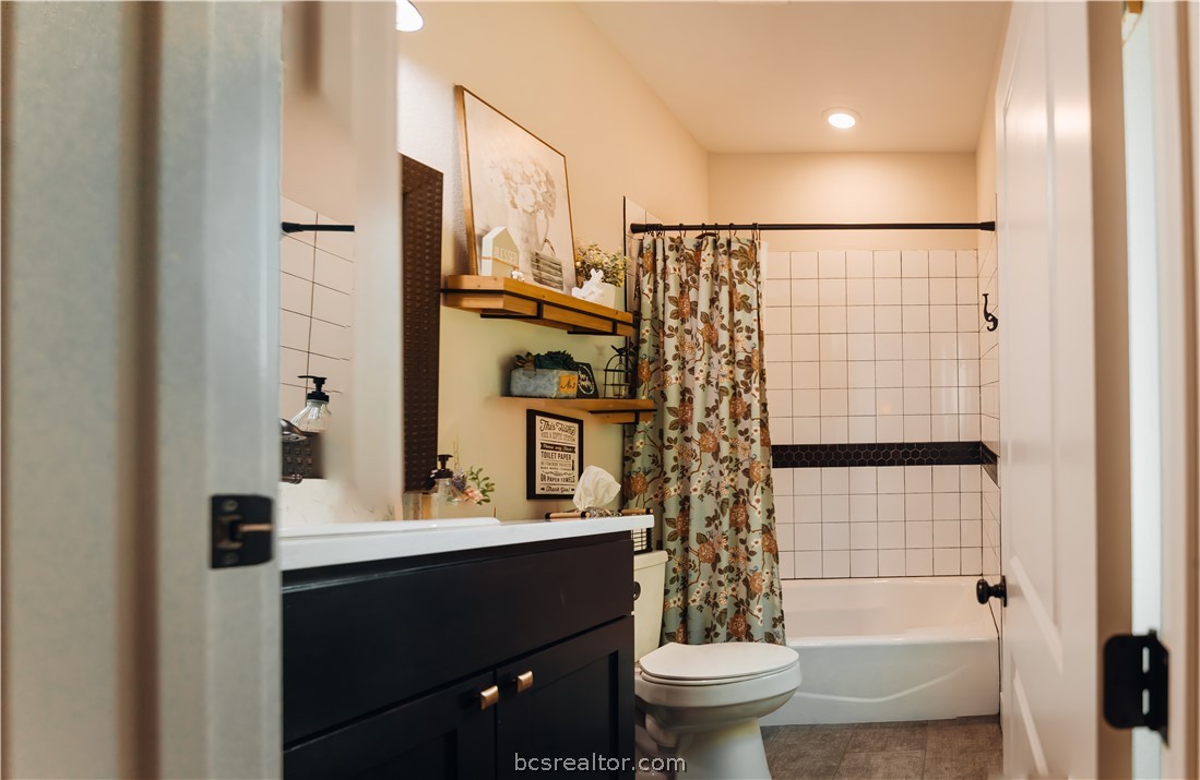 5036 Glory Road Bryan, TX 77808 - Photo 31 of 50 Full bathroom, front of home
