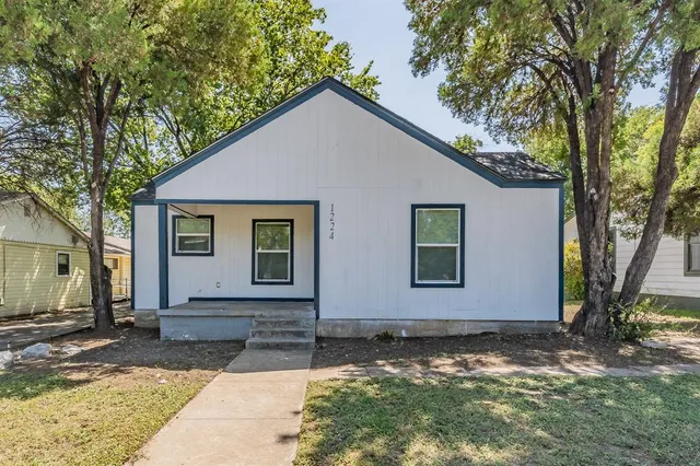 a view of house with yard