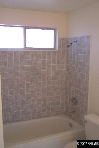 3665 Peregrine Circle Reno, NV 89508 - Photo 5 of 6 a bath tub sitting next to a window