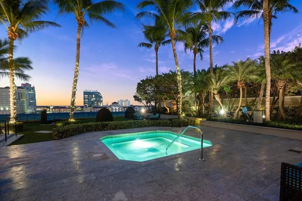 $5,500 | 550 Okeechobee Boulevard, Unit UPH15, West Palm Beach, FL 33401