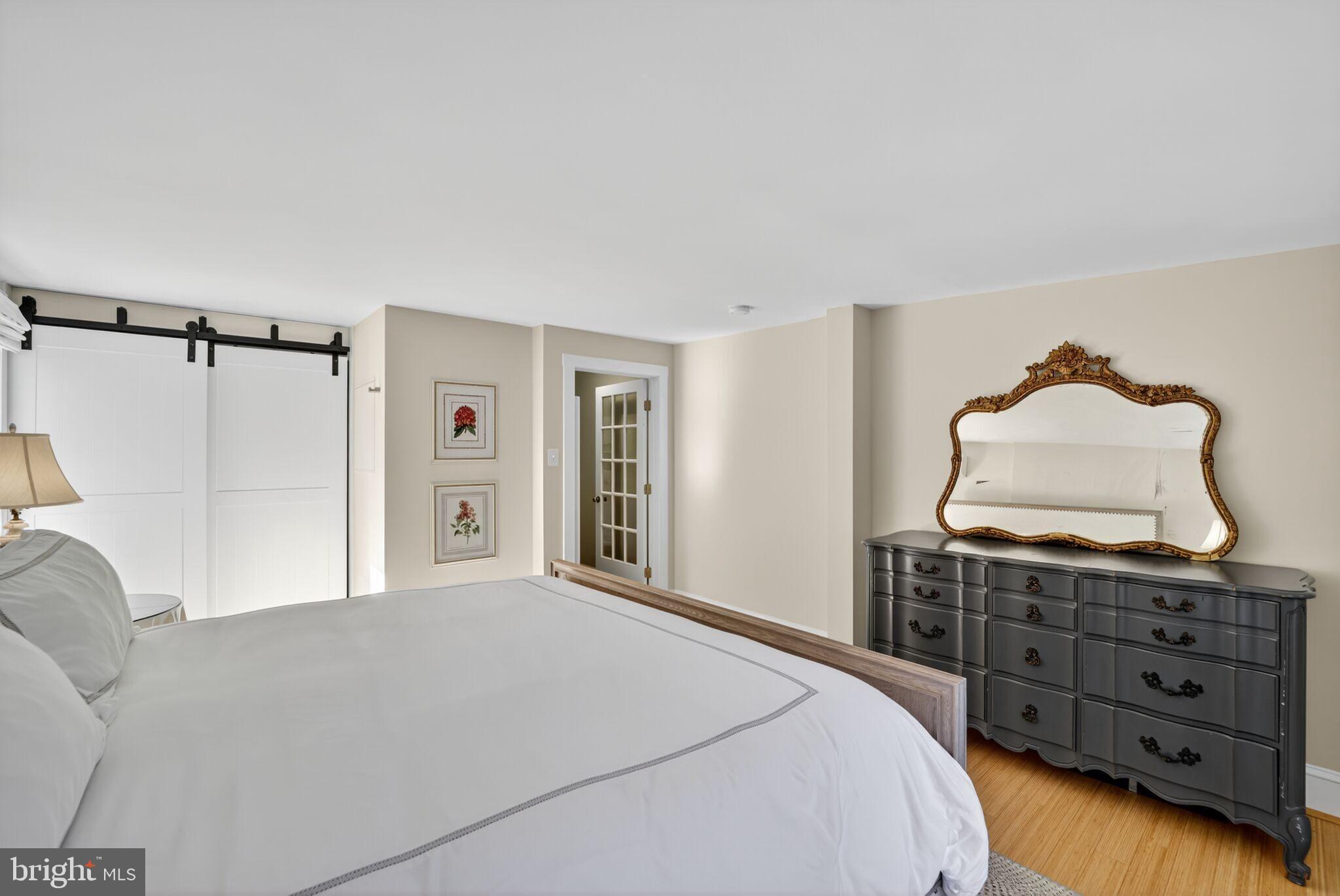 168 Green Street Annapolis, MD 21401 - Photo 20 of 40 a bedroom with a bed and a dresser