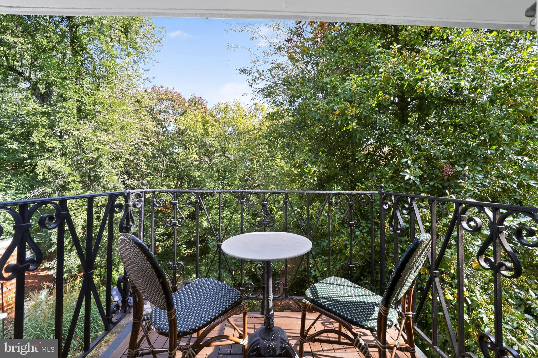 168 Green Street Annapolis, MD 21401 - Photo 21 of 40 a balcony with a table and chairs