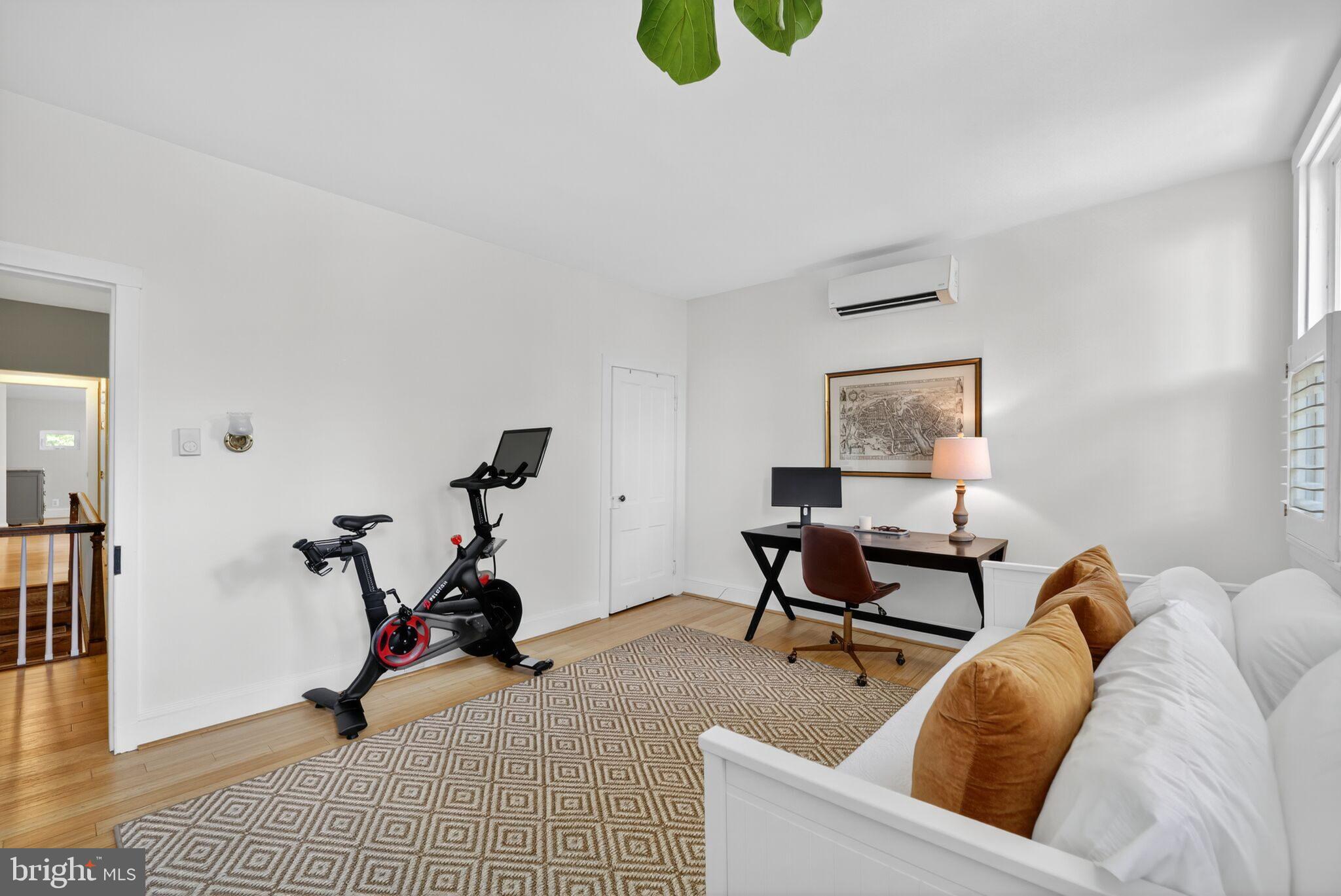 168 Green Street Annapolis, MD 21401 - Photo 25 of 40 a living room with furniture