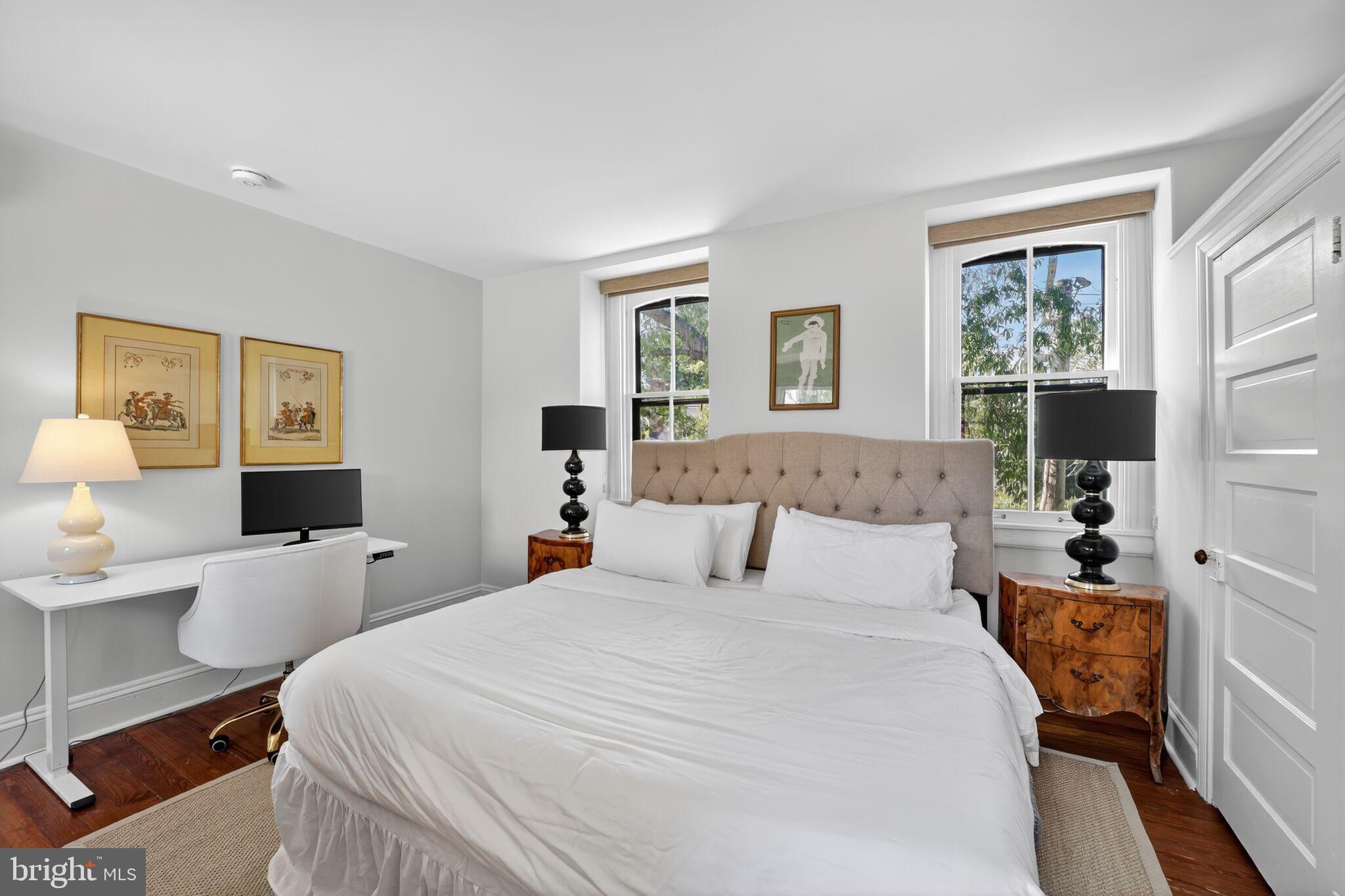 168 Green Street Annapolis, MD 21401 - Photo 29 of 40 a bed room with a bed and a lamp