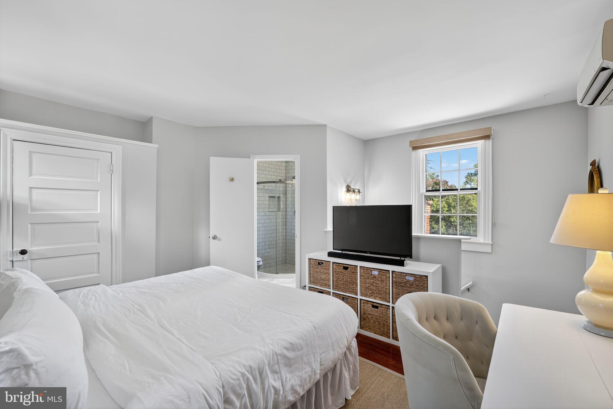 168 Green Street Annapolis, MD 21401 - Photo 30 of 40 a bedroom with a bed and a flat screen tv