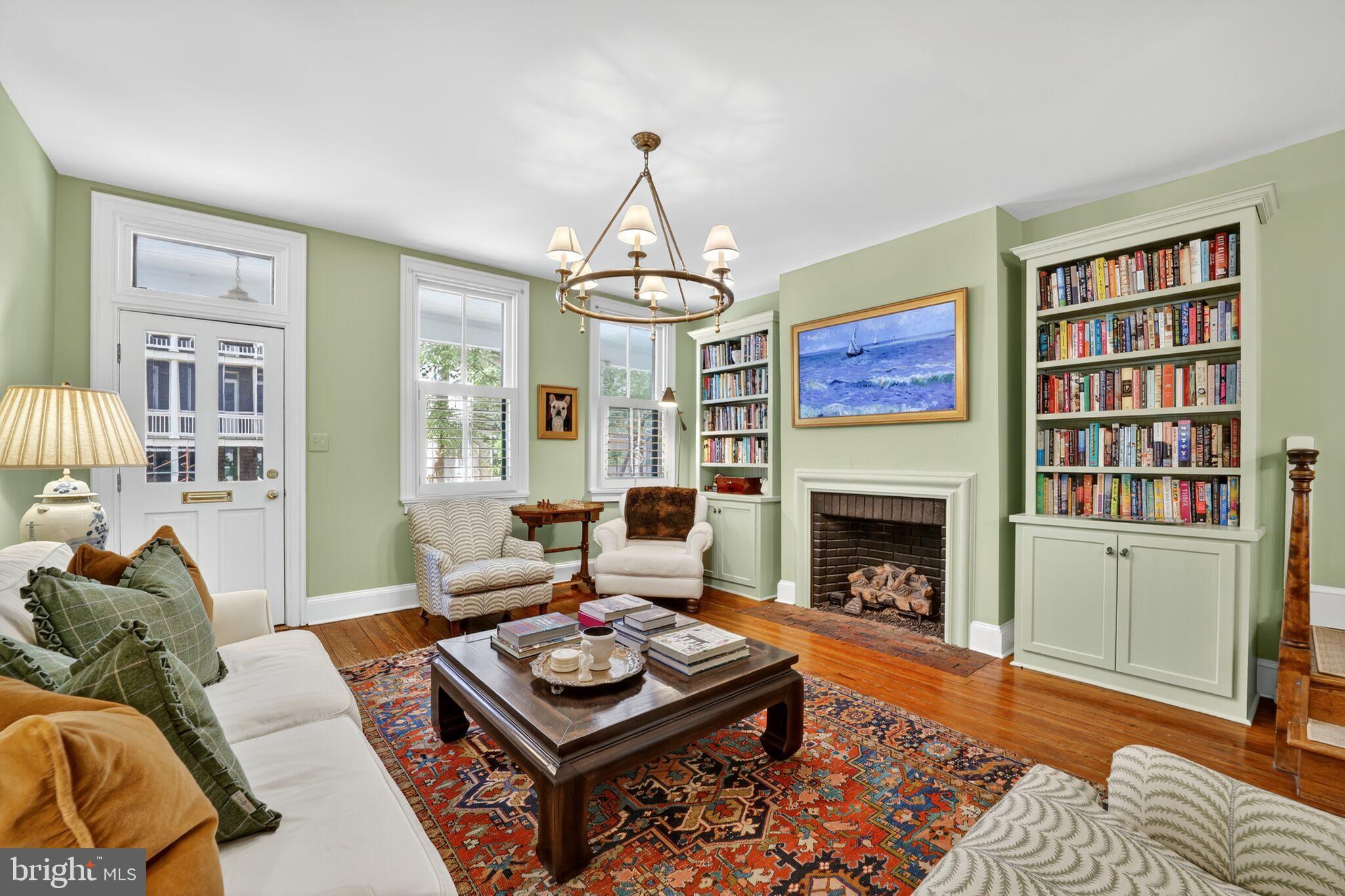 168 Green Street Annapolis, MD 21401 - Photo 4 of 40 a living room with furniture and a fireplace