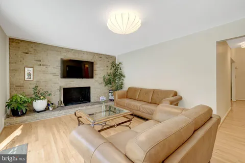 $1,325,000 | 502 Woodland Court Northwest, Vienna, VA 22180