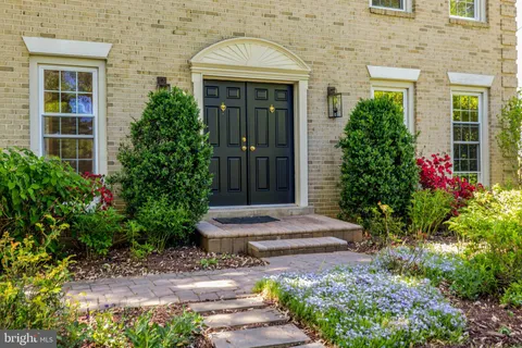 $1,325,000 | 502 Woodland Court Northwest, Vienna, VA 22180