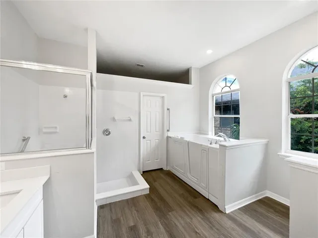 a view of a backyard