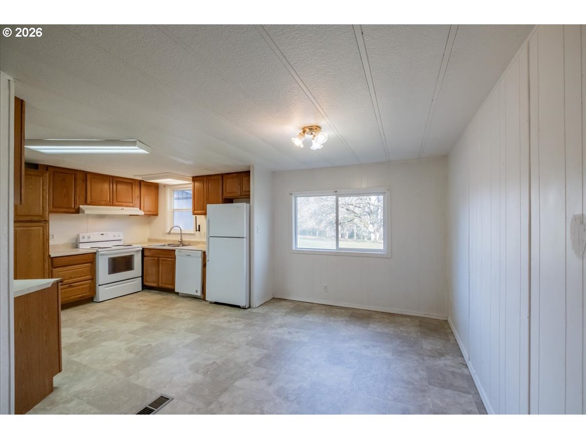 42069 Cut-Off Drive Lebanon, OR 97355 - Photo 16 of 44