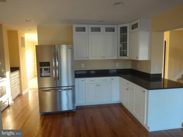 122 Commodore Drive Baltimore, MD 21221 - Photo 5 of 28 Kitchen