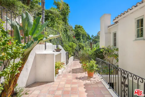$2,499,000 | 2120 Outpost Drive, Los Angeles, CA 90068