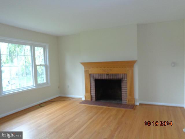4811 Round Hill Road Frederick, MD 21702 - Photo 5 of 13 Living Room
