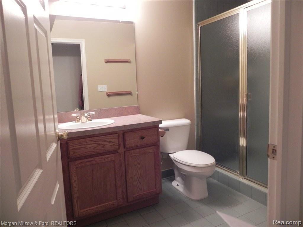 6561 Summit Ridge Court, Unit 44 Clarkston, MI 48346 - Photo 19 of 27 Lower level bath