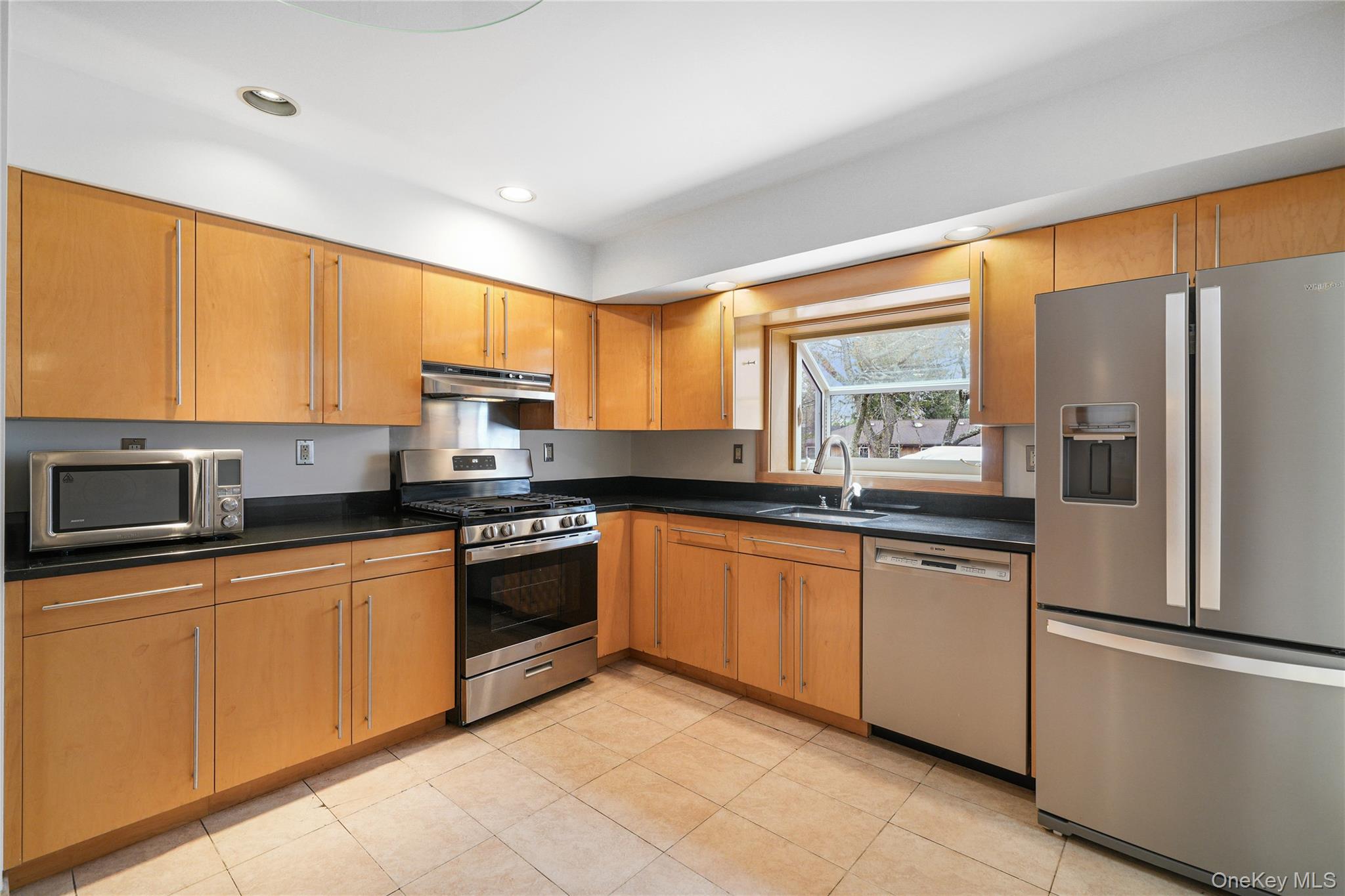 143 Darling Avenue New Rochelle, NY 10804 - Photo 10 of 27