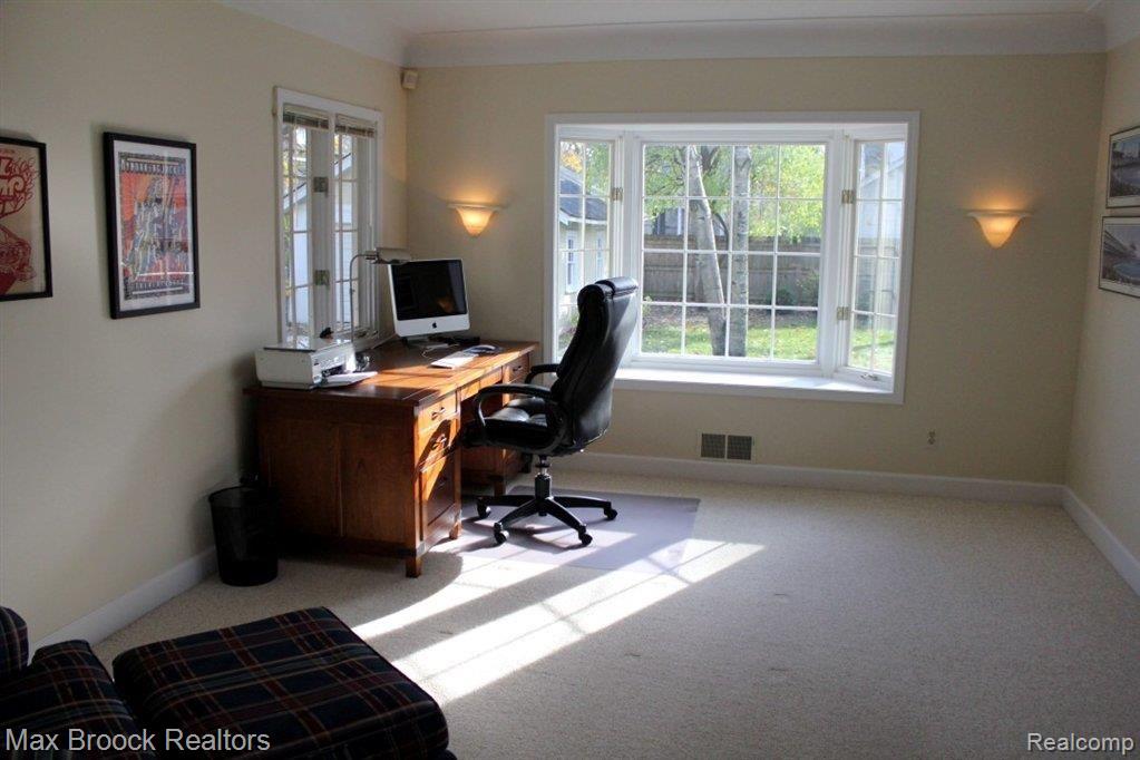 28 Devonshire Road Pleasant Ridge, MI 48069 - Photo 10 of 23 Spacious Family Room
