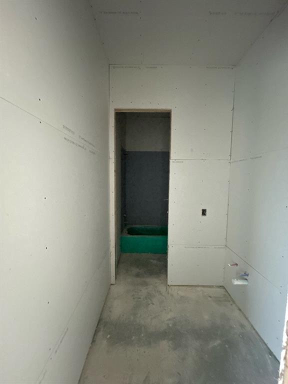 811 Vly Rdg Road Van Alstyne, TX 75495 - Photo 10 of 15 an empty room with closet