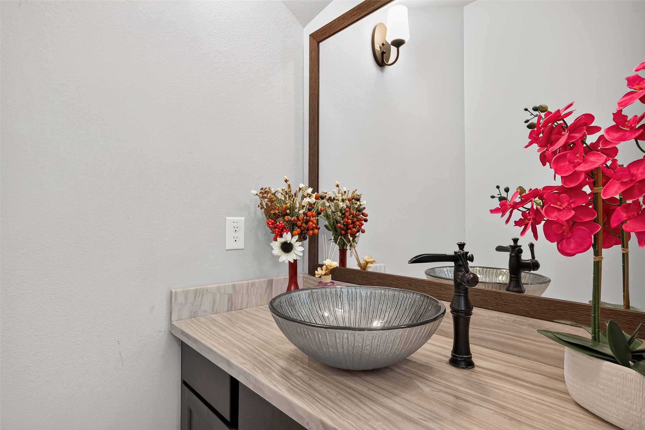 4207 Reagan Ridge Court Richmond, TX 77406 - Photo 16 of 50 Convenient first-floor powder bath for guests.