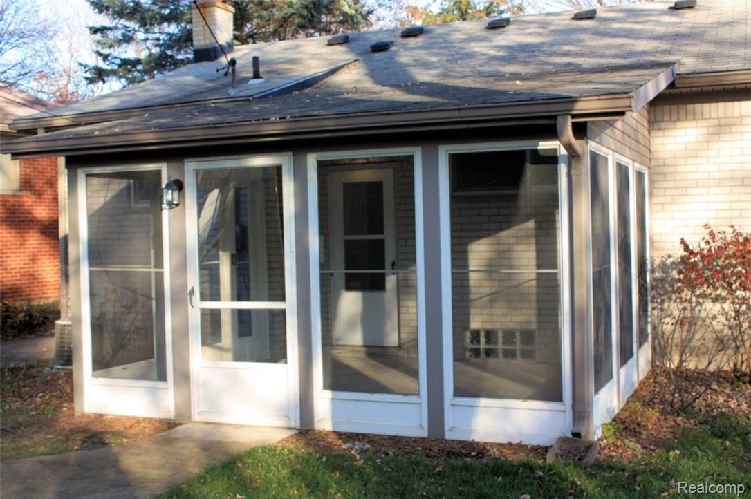 118 South Helen Avenue Rochester, MI 48307 - Photo 4 of 23 backporch.jpg