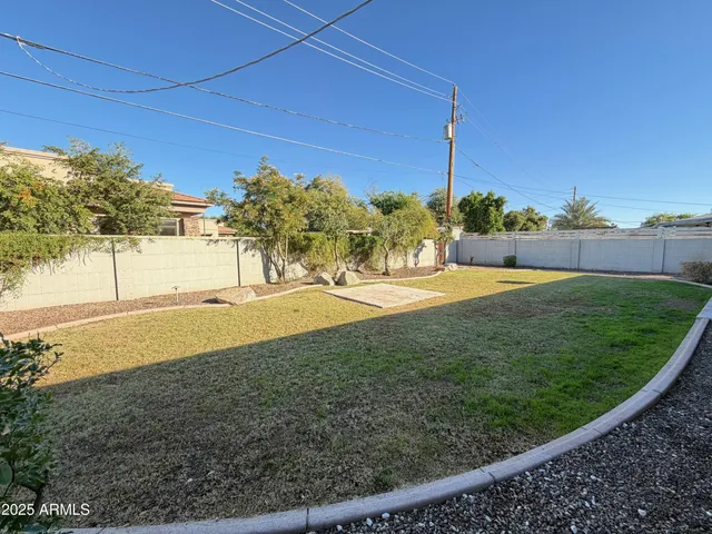 a view of a backyard
